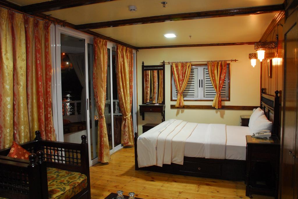 4 Day Amoura Dahabiya Nile Cruise Aswan to Esna 4 Day Amoura Dahabiya Nile Cruise Aswan to Esna