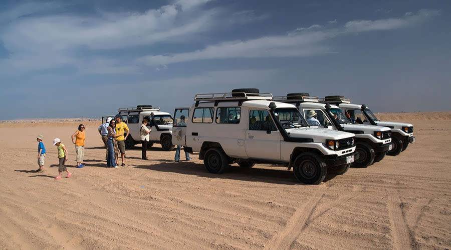 Сафари по бедуинской пустыне в Хургаде на джипе 4x4