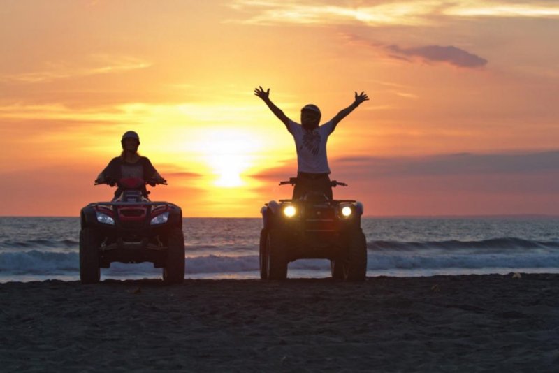 Viagem de safári ao pôr do sol no deserto de quadriciclo