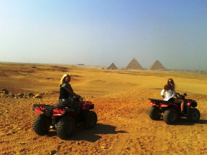 Safari por el desierto en quad en las pirámides de Giza