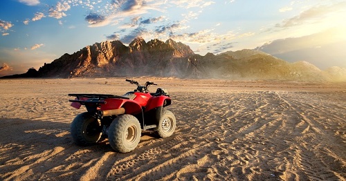 Safari matinal no deserto de quadriciclo