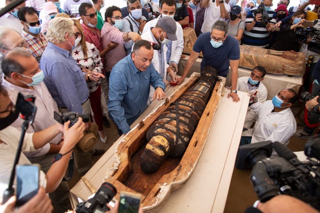 Ägypten entdeckt 59 alte Särge, die in der Nähe der Pyramiden von Sakkara gefunden wurden, von denen viele Mumien enthalten